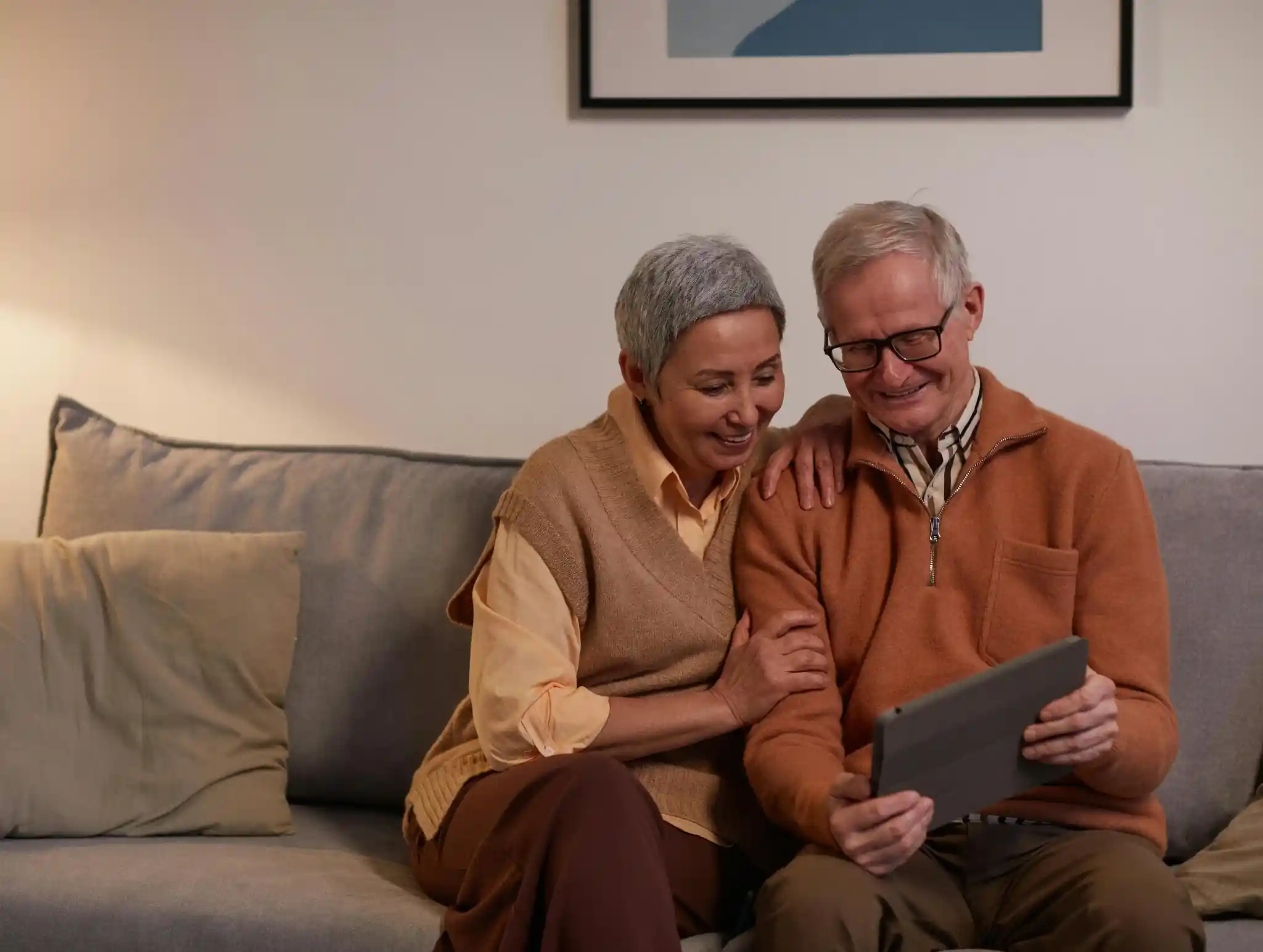 Coppia che guarda un tablet sul divano